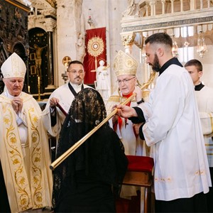 Kardinal Bozanić predvodio obred investiture 14 novih hrvatskih vitezova i dama Svetoga groba jeruzalemskog u Trogiru